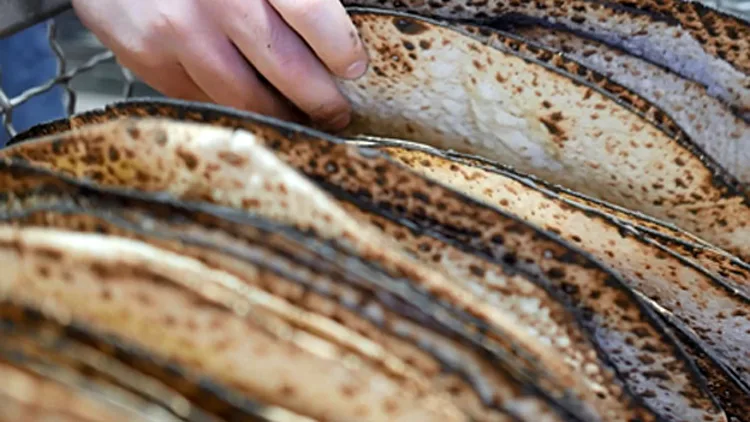 קמח, מים ו-18 דקות: כך נולדת מצה | חדשות 13