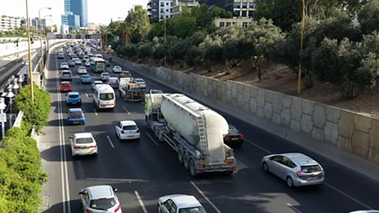 בדרך לטיול עוברים בפקק: עומסים כבדים בכבישים רבים בצפון ובמרכז | חדשות 13
