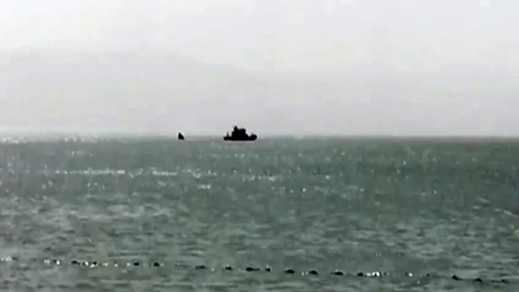 פסח בכנרת: חיפושים אחר נער וגבר שנסחפו ברוח | חדשות 13