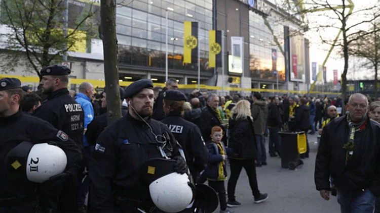 שוטרים מחוץ לאצטדיון של דורטמונד