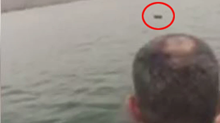 תיעוד מתוך סירות החיפושים: מזרן נטוש במים | חדשות 13