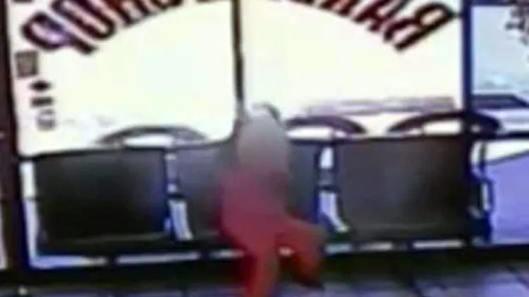 אריזונה: הקליעים חלפו מילימטרים מבת ה-4 | חדשות 13