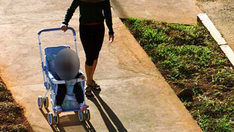 מטפלת, תינוק, התעללות, אלימות. אילוסטרציה