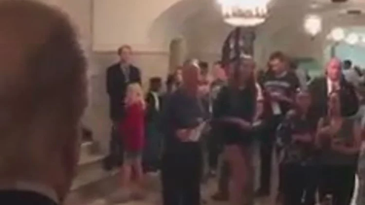 צפו: כשמבקרים בבית הלבן פגשו את טראמפ | חדשות 13