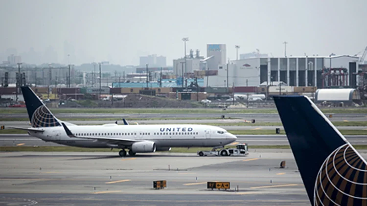 עוד מכה ל"יונייטד": עקרב במטוס | חדשות 13