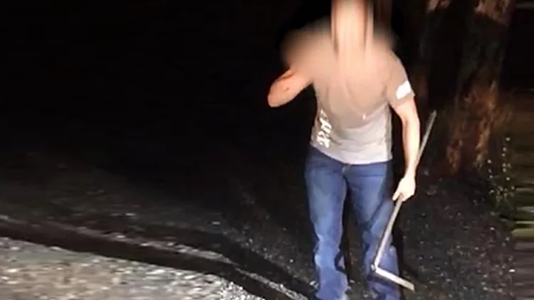 תיעוד: ניסה לתקוף שוטרים במוט ברזל – וחושמל | חדשות 13