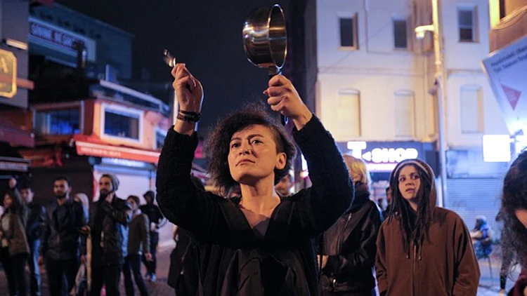 מוחים עם מחבתות. מפגינים באיסטנבול