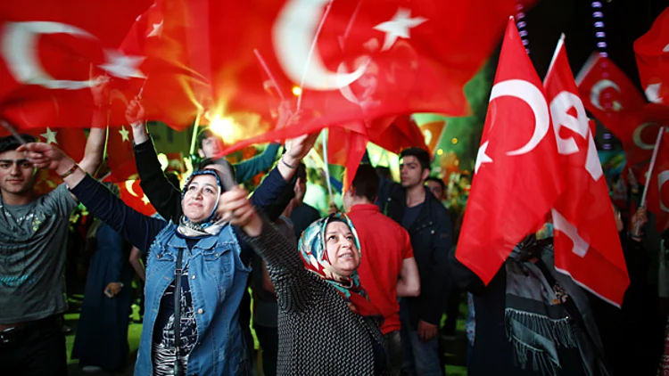 המונים חוגגים את ניצחונו של ארדואן