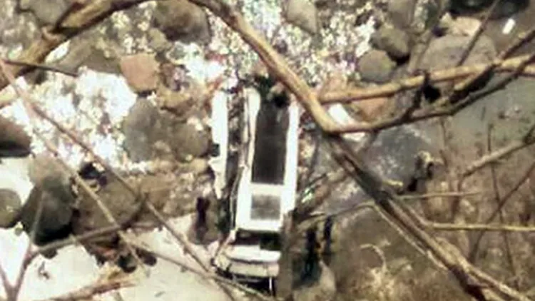 תאונת דרכים קטלנית בהודו: אוטובוס נפל לנהר, 44 נהרגו | חדשות 13