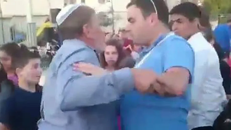 לעיני השר: תומך בנט סטר לתלמיד
