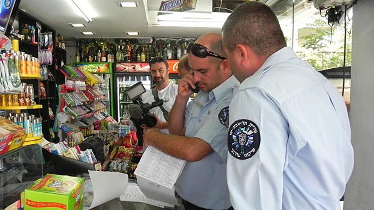 פקחים במרכולים פתוחים בשבת בתל אביב. המרכולים יישארו פתוחים? (ארכיון)