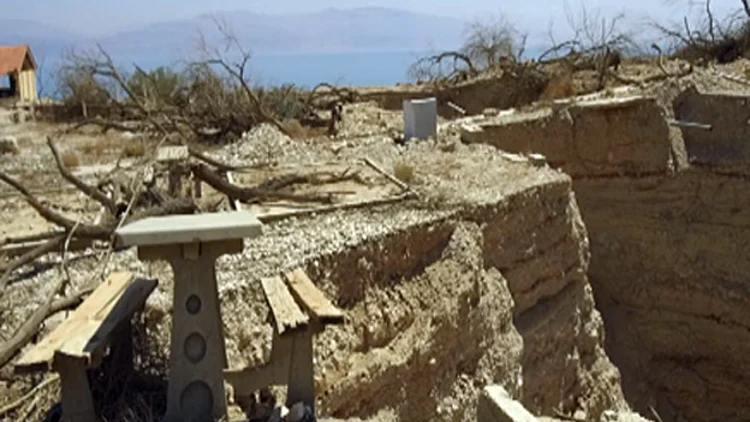 בולען בחופי ים המלח