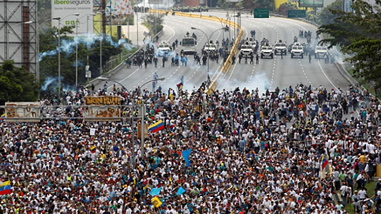 הפגנות ענק נגד הנשיא