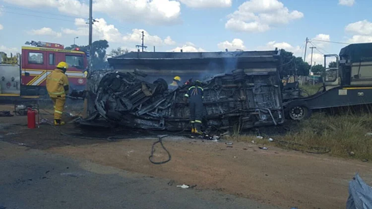 דרום אפריקה: 20 תלמידי בית ספר נהרגו בהתנגשות במשאית | חדשות 13