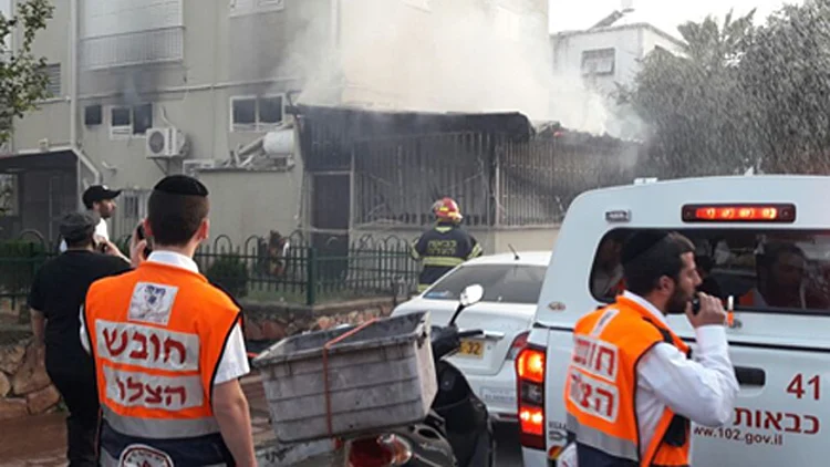 אישה איימה להצית את ביתה, וחולצה