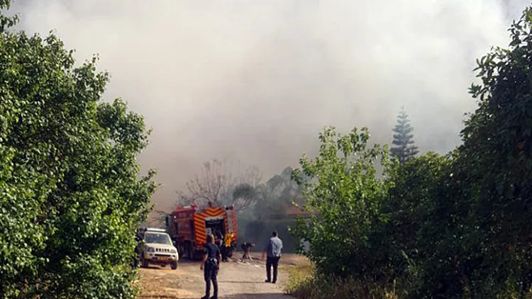 צוותי הכיבוי מנסים להשיג שליטה באש