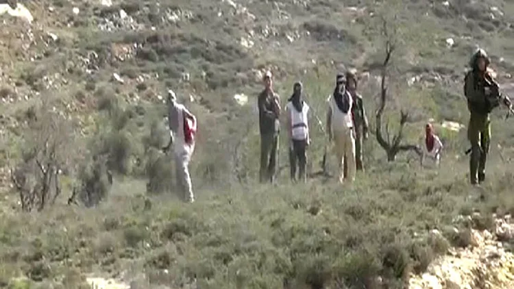 מתנחלים זורקים אבנים על פלסטינאים. ארכיון