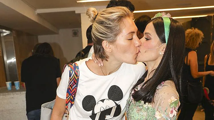 הנשיקה של ג'ני צ'רוואני ומיכל הקטנה | רשת 13