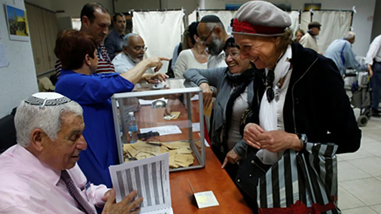 מצביעים בבחירות לנשיאות צרפת בשגרירות בישראל