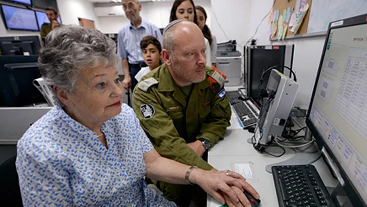הפעלת הצפירה ע"י סטפני פורטנוי. סטפני פורטנוי מפעילה את הצפירה, הבוקר