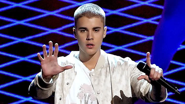 השכנים של ג'סטין ביבר טוענים שהותקפו בגלל היותם יהודים | רשת 13