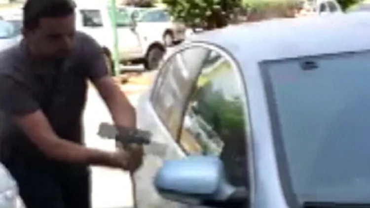 תיעוד: עוברי אורח חילצו פעוטה מרכב נעול | חדשות 13