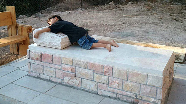 התמונה שהסעירה את הרשת: "להב רצה לחבק את אבא" | חדשות 13