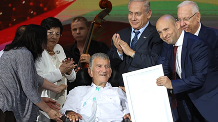 פרס ישראל הוענק ל"אבי החיילים הבודדים" | חדשות 13