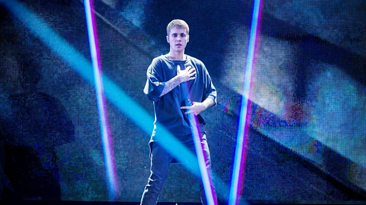 מעריצה צמודה: 4,000 שקל כדי להיות קרובה לביבר | חדשות 13