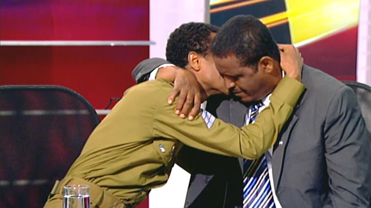 איחוד מרגש: "עכשיו ליד אבא, אני מרוצה, יש הפתעות בחיים" | חדשות 13