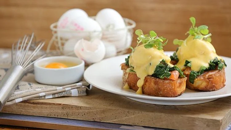 במושב ליד הרפת | רשת 13