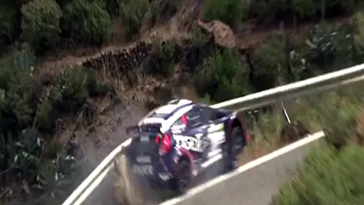 ראלי. תיעוד: המעקה הציל מהתרסקות לתהום. כלי רכב. מרוצים.