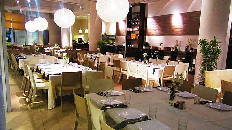 קפה וארוחה באווירה אורבנית | רשת 13