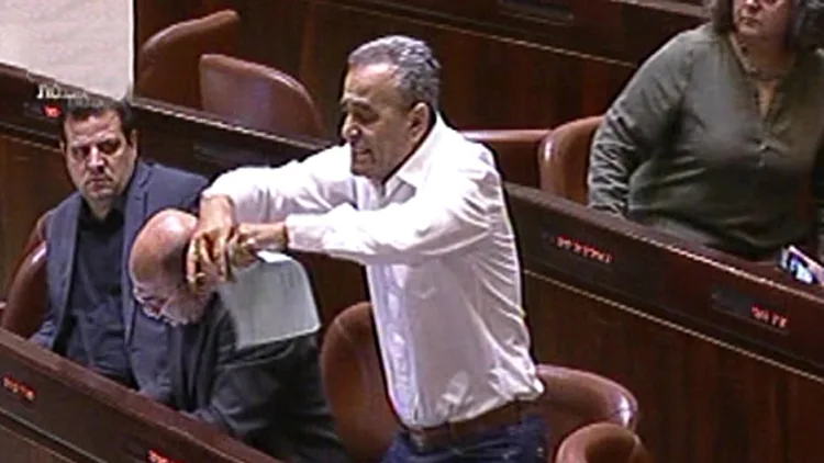צפו בסערה במהלך הדיון במליאה