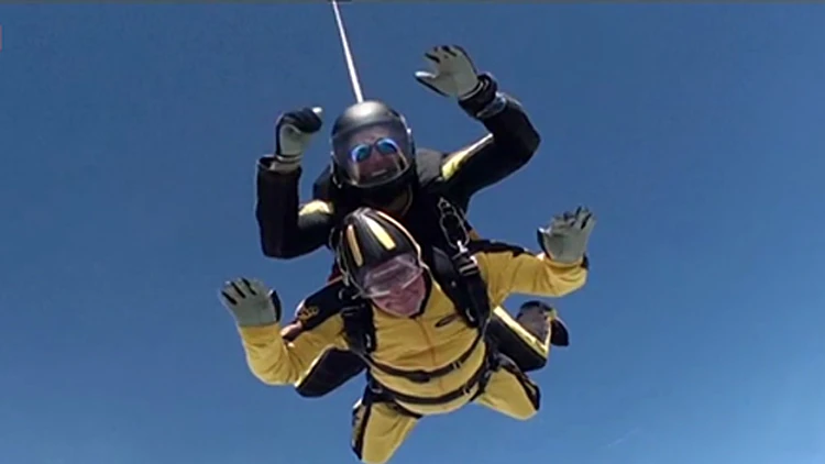 בן 101 שעושה צניחה חופשית