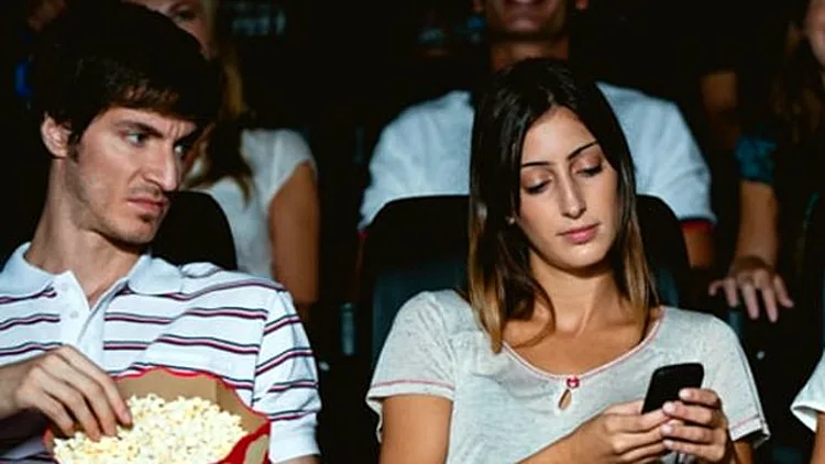 תבע את הבת זוג שלו כי היא סמסה במהלך הדייט