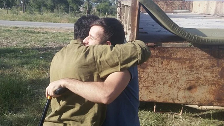 אוהד בן ישי, נפצע במבצע "צוק איתן". אוהד בן ישי, נפצע, פצוע, מבצע, צוק איתן. אוהד מתאחד עם חבריו במילואים