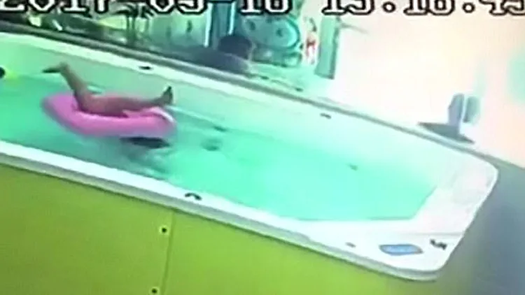 פעוט טבע בבריכה ושהה מתחת למים מעל 72 שניות