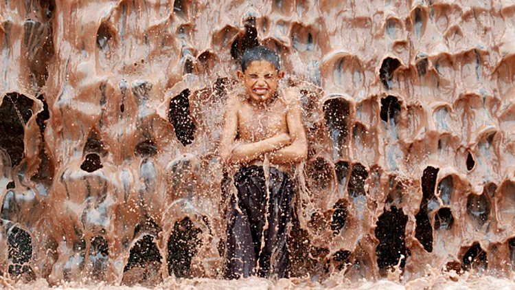 תמונות השבוע בעולם: המקלחת בבוץ והאוהדים ששאגו משמחה | חדשות 13