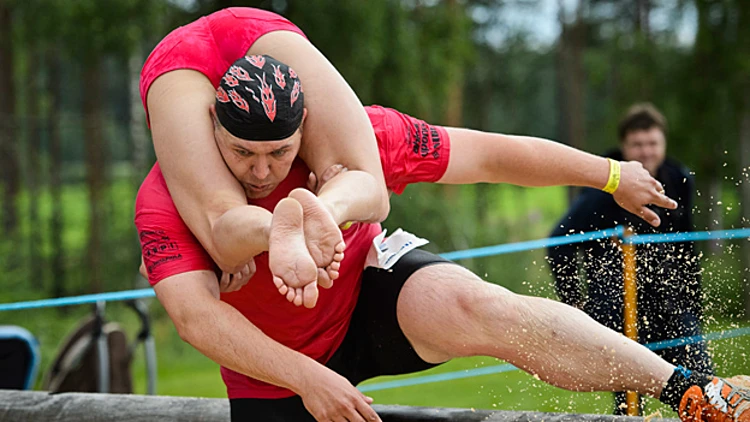 סחיבת נשים והשלכת טלפונים: ארץ התחרויות הכי מוזרות | חדשות 13