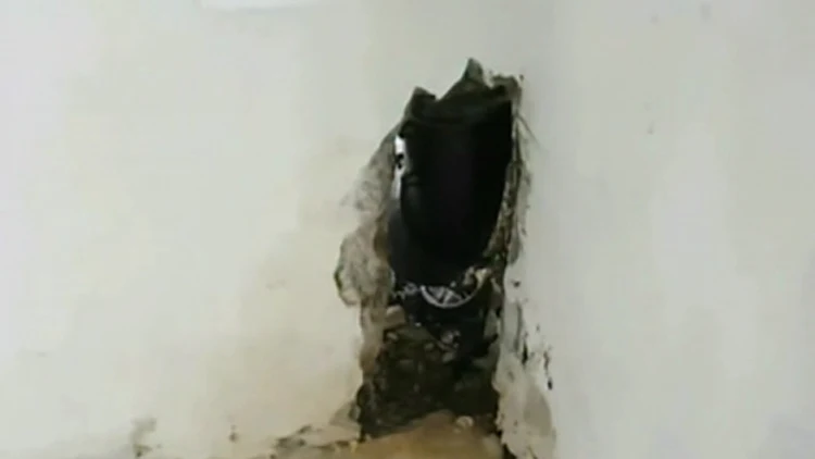רטיבות וחורים בקיר: המתין שנתיים לקבל את המפתחות | חדשות 13