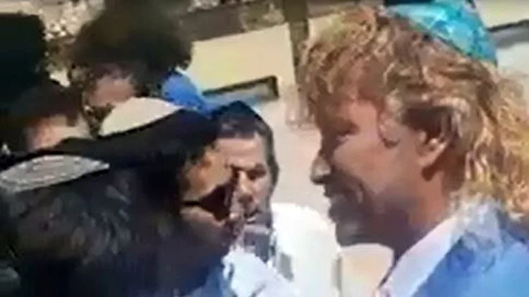 מולטי-מיליונר מחלק דולרים בכותל