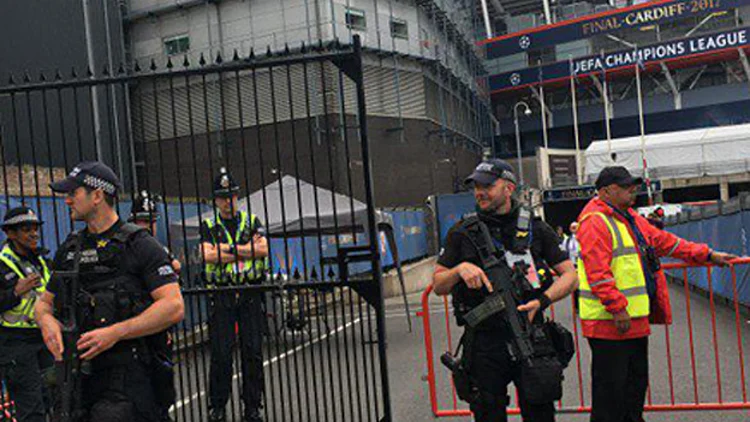 אבטחה מוגברת מחוץ לאצטדיון בקארדיף