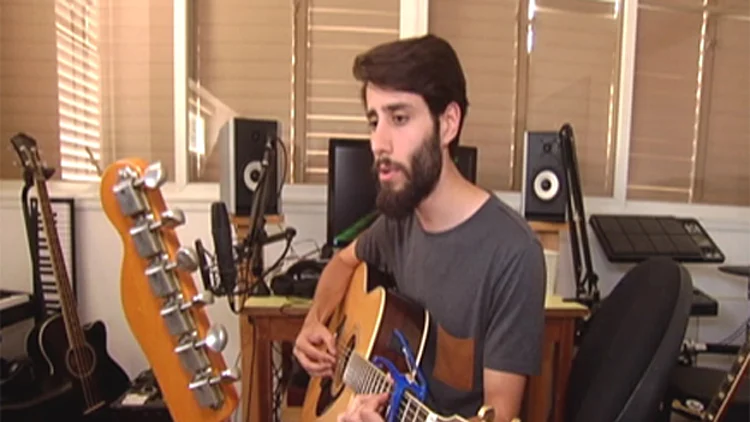 בדרכו: נועם בנאי על הגעגוע לאביו