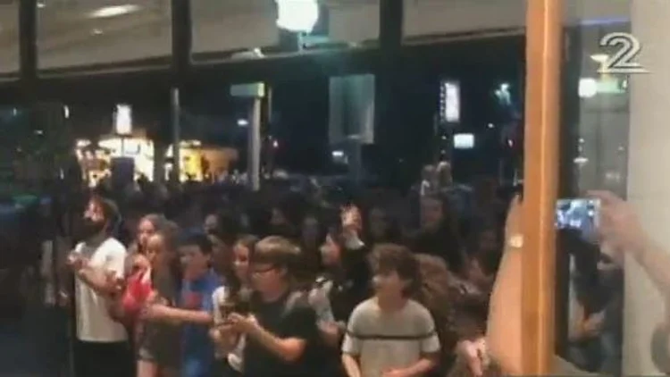 מסתערים על דוכן ההמבורגרים