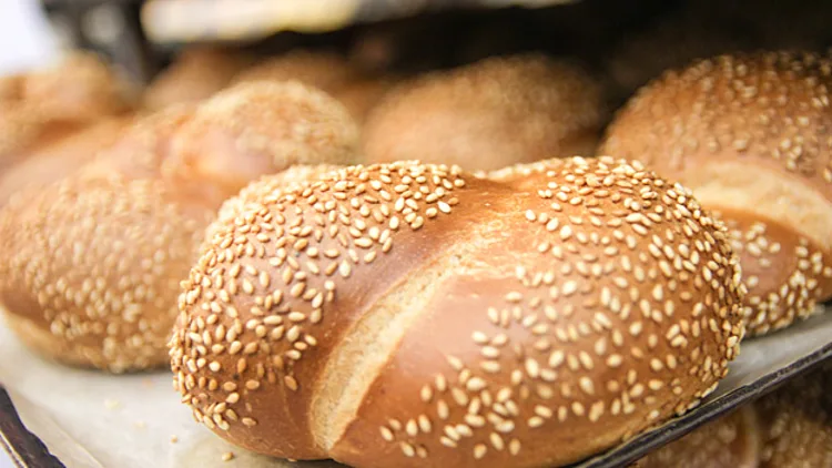 סופר, יוקר המחיה, קניות, צרכנות, אילוסטרציה, לחמים. לחם ולחמניות בסופר