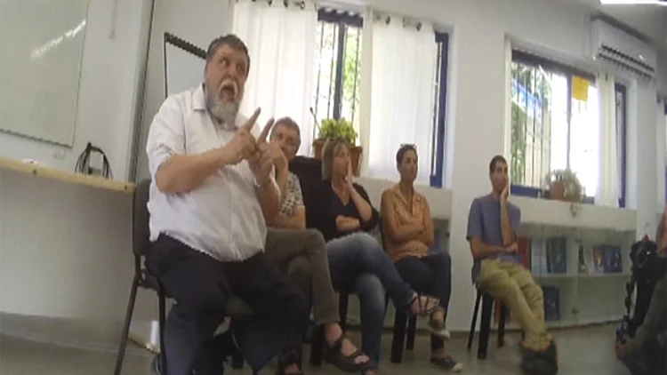 מנהל המוסד לבעלי מוגבלויות בשיחה עם ההורים