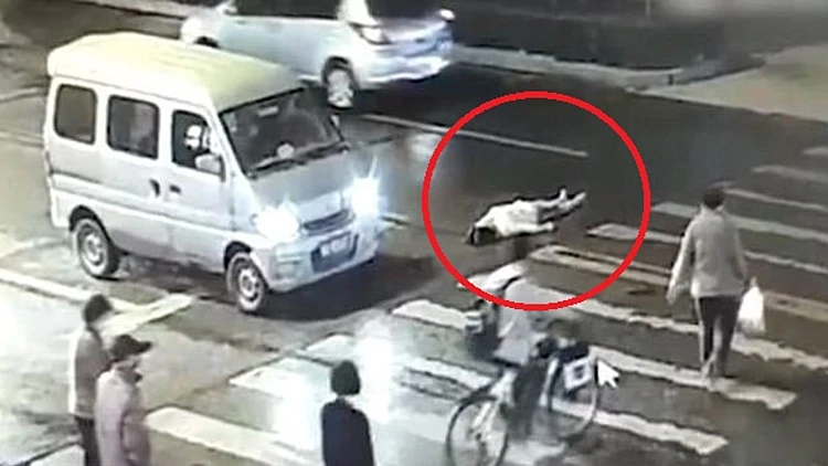 באמצע הכביש נפגעה ע"י מונית - כמה זמן לקח לעוברים והשבים לעזור?