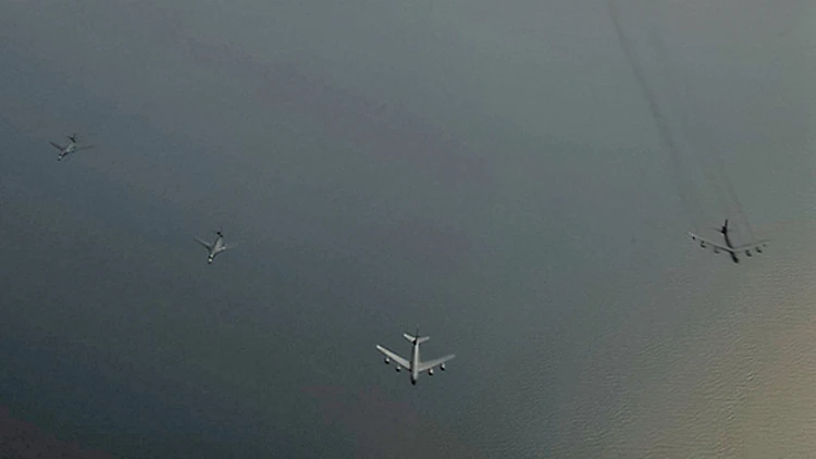 מטוס קרב רוסי מול מפציץ אמריקני