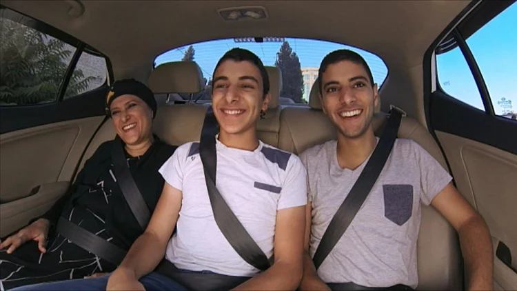 משפחת צדוק מסלסלת במונית של טילטיל